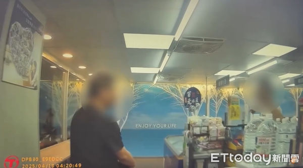 ▲基隆男當街亮刀討債 反被搜出「喪屍煙彈」栽了。（圖／記者郭世賢翻攝）