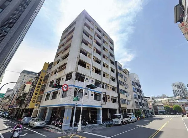 九龍大樓被稱為高雄第一凶宅，曾發生24死縱火案，靈異傳聞不斷。（翻攝Google Maps）