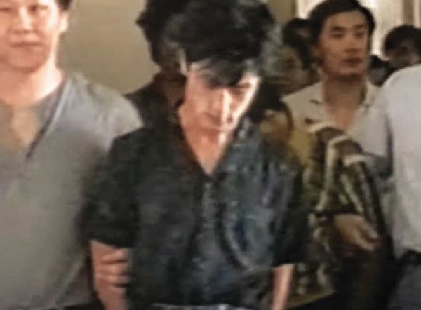 罹難者頭七當天，警方接獲神祕報案電話，逮捕縱火犯。（翻攝東森新聞）