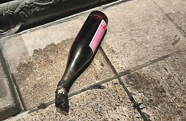 王正浩等人用酒瓶製成汽油彈縱火，釀成24人死亡的悲劇。（示意圖，翻攝畫面）