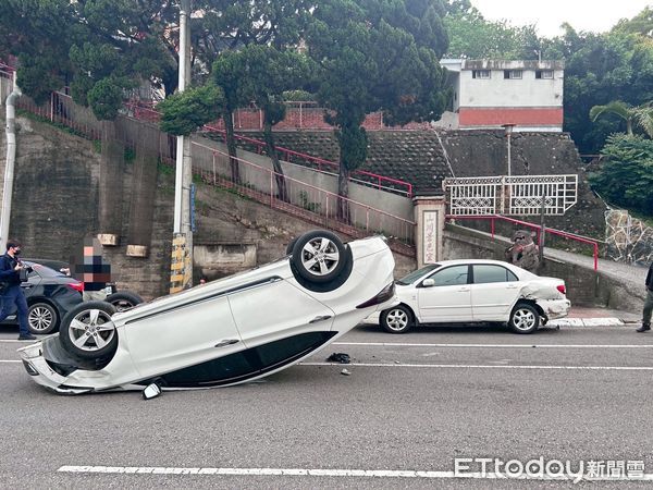▲▼      苗栗轎車擦撞路邊車翻覆       。（圖／記者楊永盛翻攝）