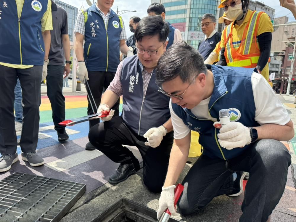 ▲▼響應4月22日地球日，環境部長彭啓明、北市環保局長徐世勲等人，一起撿菸蒂，以實際行動愛地球。（圖／環境部提供）