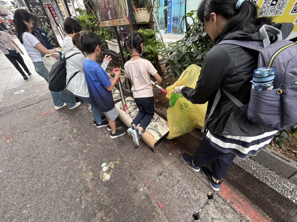 ▲▼響應4月22日地球日，環境部長彭啓明、北市環保局長徐世勲等人，一起撿菸蒂，以實際行動愛地球。（圖／環境部提供）