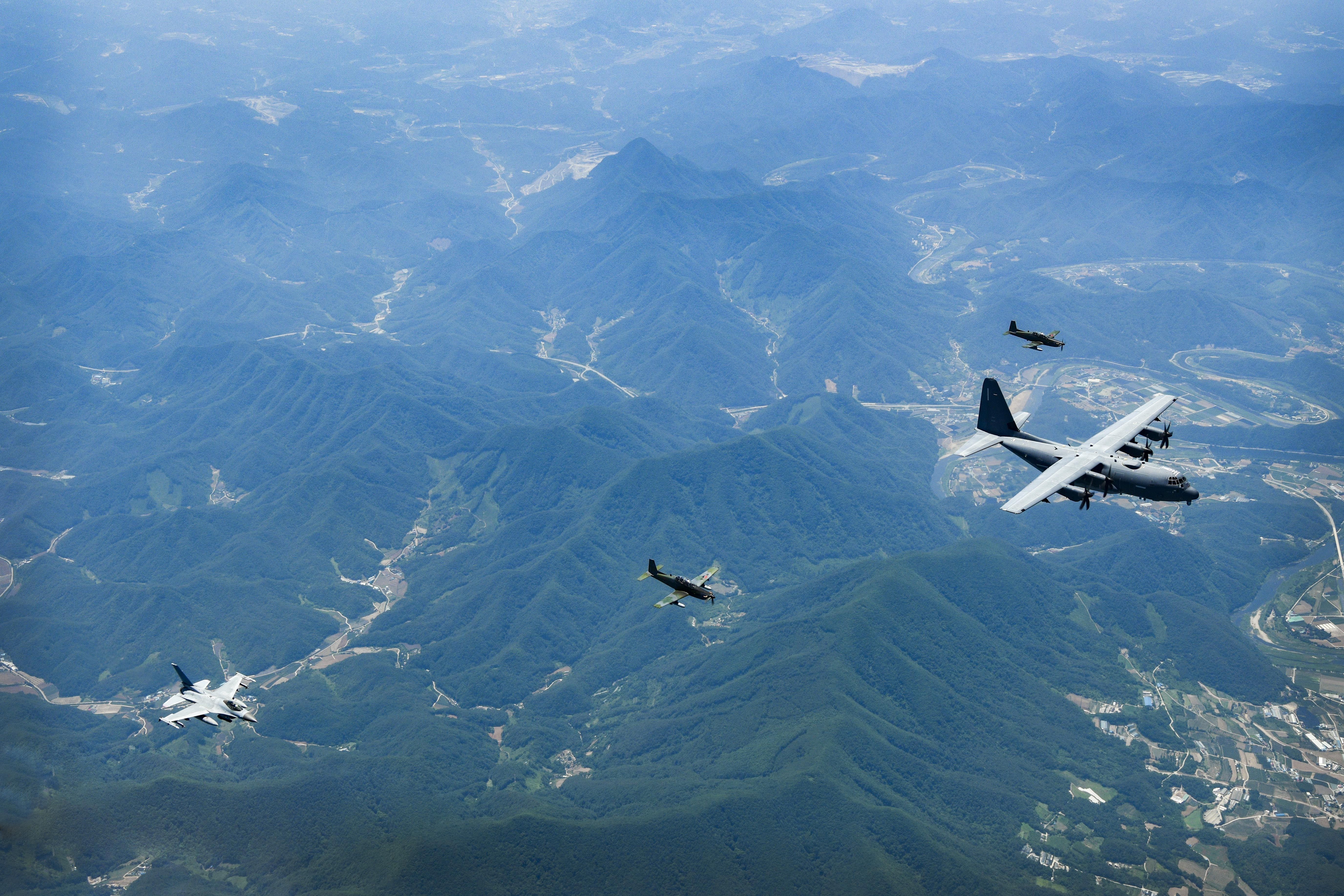 ▲▼南韓空軍KA-1輕型戰鬥機、KF-16戰鬥機與美國空軍重型對地攻擊機AC-130空中砲艇於去年６月實施聯合空演。（圖／達志影像／美聯社）