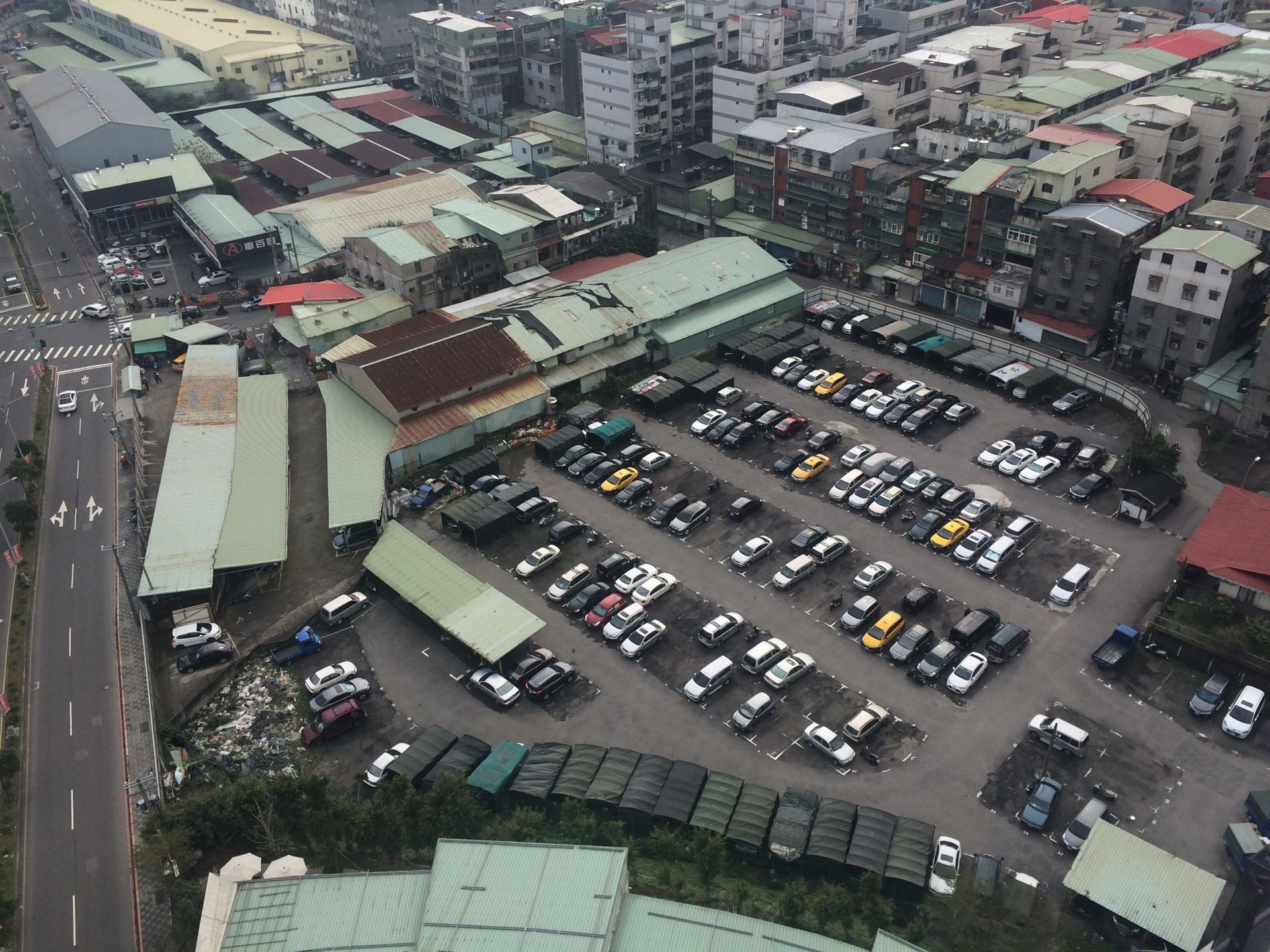 ▲板橋埔墘4-7區現況多為鐵皮工廠或停車場。（圖／ 新北市地政局提供）