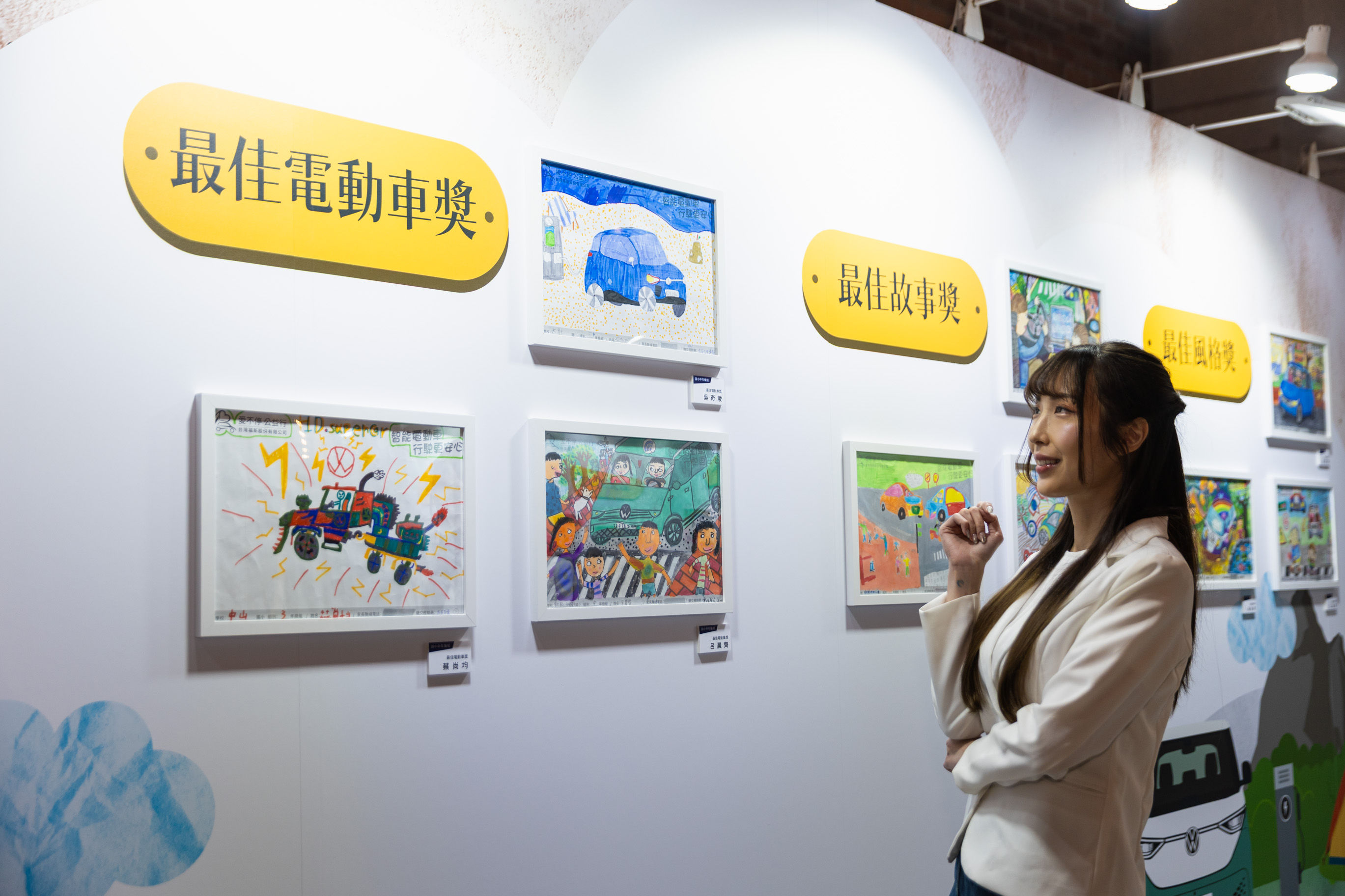 ▲台灣福斯透過電動車，鼓勵學童認識綠能環境的重視。（圖／翻攝自福斯集團）