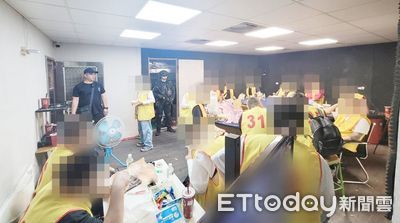 桃園民宅暗藏推筒子職業賭場 霹靂小組荷槍實彈破門逮41賭客