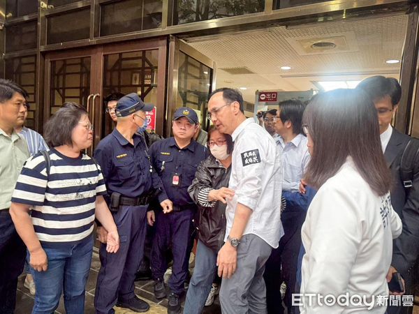▲▼    黃呂錦茹無保請回2黨工仍遭收押 。（圖／翻攝朱立倫臉書）