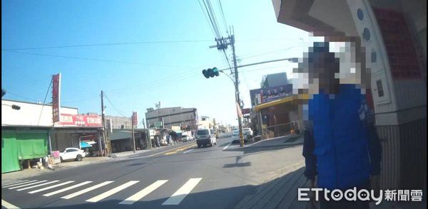 ▲東港警分局新園分駐所員警高煜程助何姓阿伯返家             。（圖／記者陳崑福翻攝）