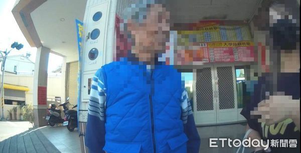 ▲東港警分局新園分駐所員警高煜程助何姓阿伯返家             。（圖／記者陳崑福翻攝）