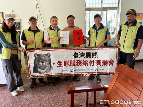 ▲花蓮分署黃群策分署長前往部落頒發救傷通報獎勵金給施姓族人。（圖／花蓮分署提供，下同）