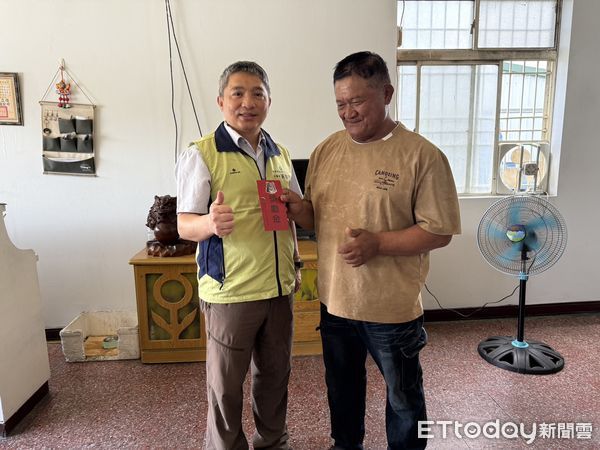 ▲花蓮分署黃群策分署長前往部落頒發救傷通報獎勵金給施姓族人。（圖／花蓮分署提供，下同）