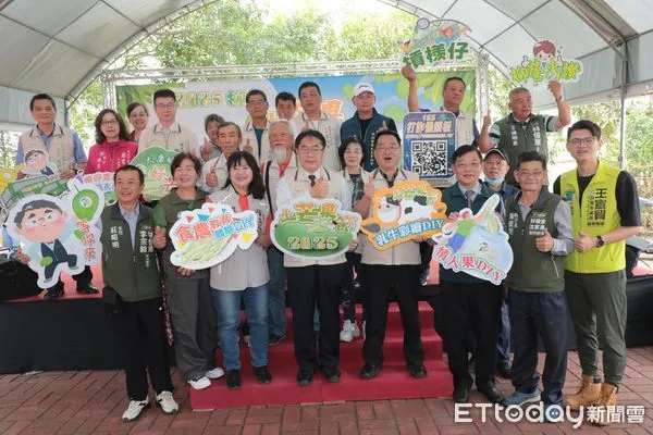 ▲台南市長黃偉哲一早現身柳營土芒果節，現場購買兩箱芒果力挺在地。（圖／記者林東良翻攝）