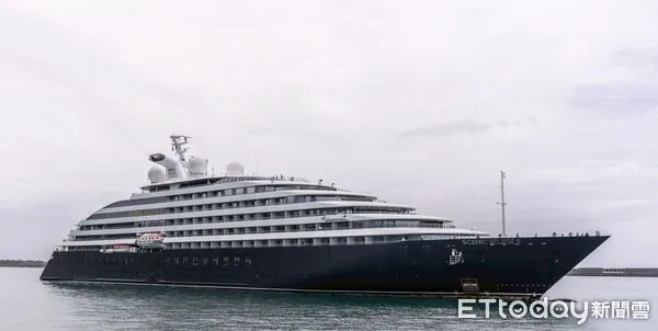 ▲超五星級探索郵輪「星凝天蝕2號」搭載174名歐美遊客停靠花蓮港。（圖／花蓮縣政府提供，下同）