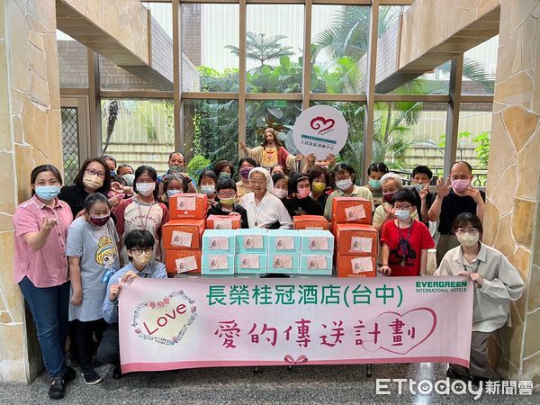 ▲寵愛媽咪！85度C母親節蛋糕預購抽iPhone16，小仁泉祭手撕優惠券。（圖／記者游瓊華攝、業者提供）