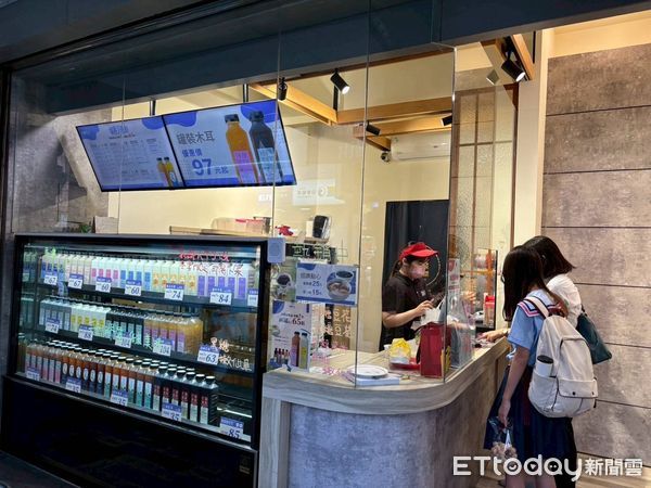 ▲寵愛媽咪！85度C母親節蛋糕預購抽iPhone16，小仁泉祭手撕優惠券。（圖／記者游瓊華攝、業者提供）