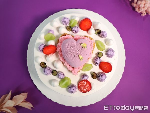 ▲寵愛媽咪！85度C母親節蛋糕預購抽iPhone16，小仁泉祭手撕優惠券。（圖／記者游瓊華攝、業者提供）