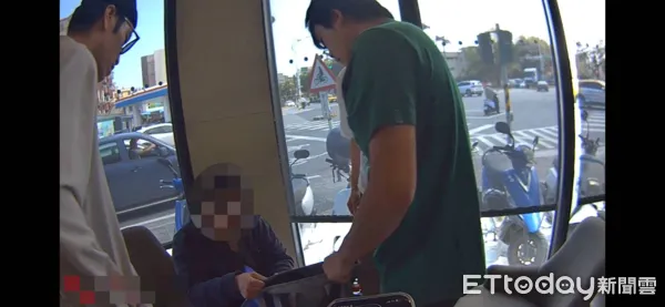 ▲▼警方專案小組埋伏在咖啡店裡待車手現身取款，迅速上前逮捕。（圖／鳳林警分局提供，下同）