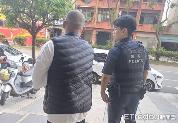 ▲▼姜姓男子掉入假港星帳號前往銀行匯款，警方前往勸阻，成功阻止匯款。（圖／楊梅警分局提供）