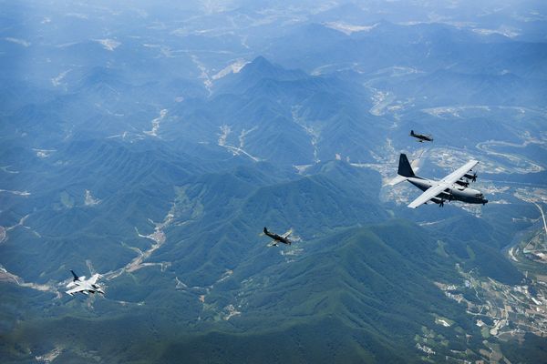 ▲▼南韓空軍KA-1輕型戰鬥機、KF-16戰鬥機與美國空軍重型對地攻擊機AC-130空中砲艇於去年６月實施聯合空演。（圖／達志影像／美聯社）