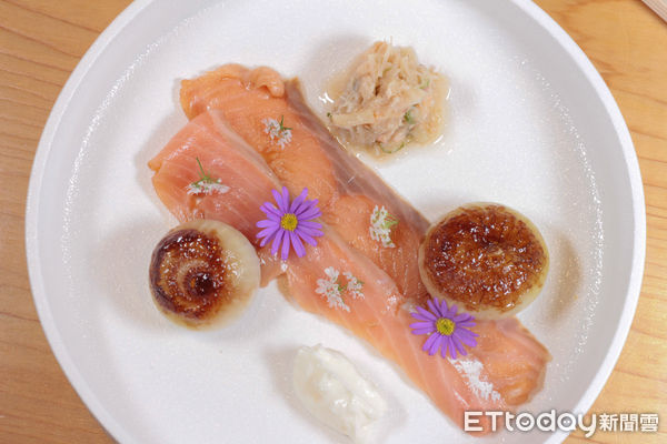 ▲淋熱油、豆瓣醬煮！壽司芳新菜融入中式料理元素。（圖／記者黃士原攝）