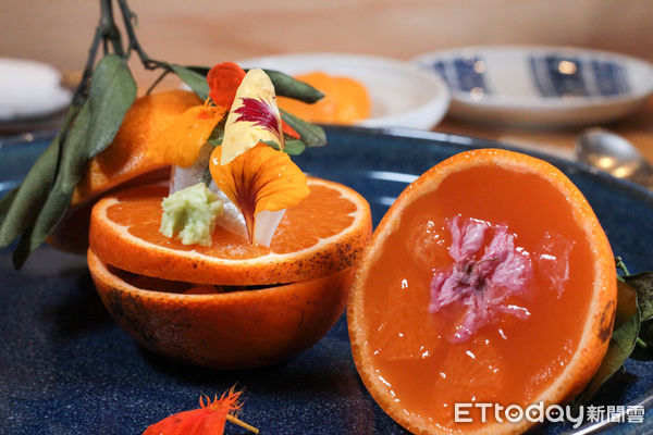 ▲淋熱油、豆瓣醬煮！壽司芳新菜融入中式料理元素。（圖／記者黃士原攝）