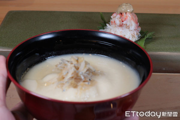 ▲淋熱油、豆瓣醬煮！壽司芳新菜融入中式料理元素。（圖／記者黃士原攝）