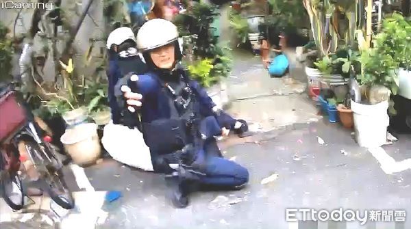 ▲遭通緝的林男、張女情侶檔，前往蘆洲訪友解毒癮，警方上門查緝遭逮。（圖／記者陸運陞翻攝）