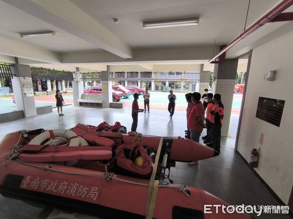 ▲南消第四大隊動員船艇與裝備演練，搶先部署防汛戰力。（圖／記者林東良翻攝，下同）