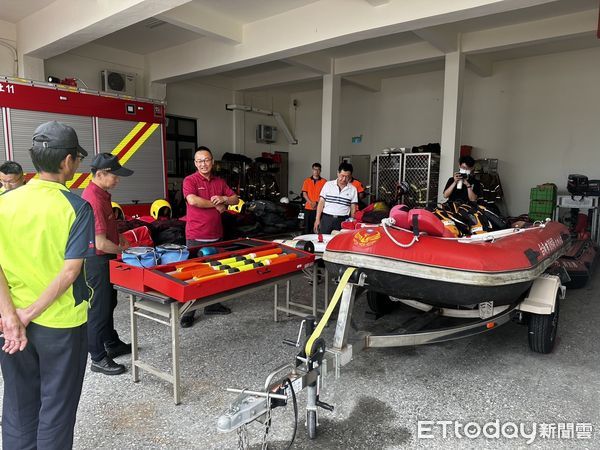 ▲南消第四大隊動員船艇與裝備演練，搶先部署防汛戰力。（圖／記者林東良翻攝，下同）