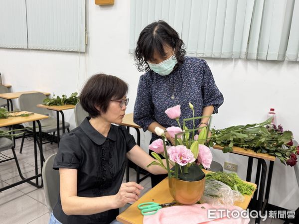 ▲蔡玉娟老師指導學員動手創作花藝作品，現場充滿藝術氛圍與學習熱情。（圖／記者林東良翻攝）