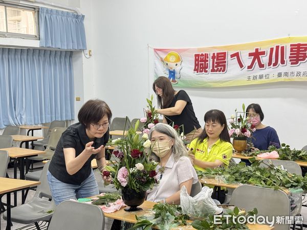 ▲蔡玉娟老師指導學員動手創作花藝作品，現場充滿藝術氛圍與學習熱情。（圖／記者林東良翻攝）