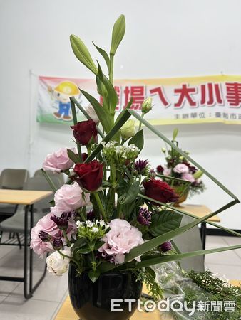 ▲蔡玉娟老師指導學員動手創作花藝作品，現場充滿藝術氛圍與學習熱情。（圖／記者林東良翻攝）