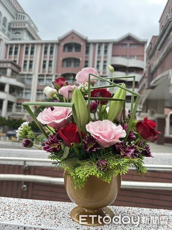 ▲蔡玉娟老師指導學員動手創作花藝作品，現場充滿藝術氛圍與學習熱情。（圖／記者林東良翻攝）