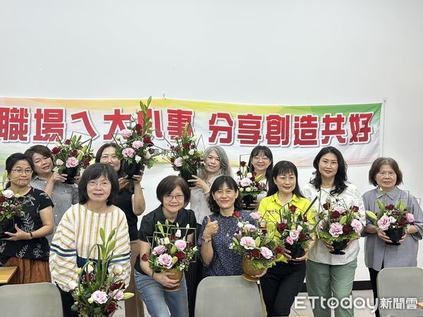 ▲蔡玉娟老師指導學員動手創作花藝作品，現場充滿藝術氛圍與學習熱情。（圖／記者林東良翻攝）