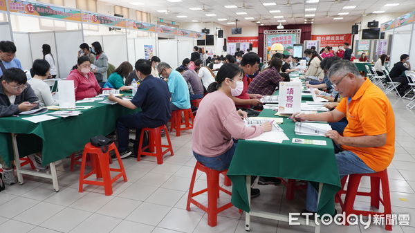 ▲勞工局「台南好生活 台南呷頭路」徵才活動現場，企業與求職者積極交流，尋找合適的工作機會。（圖／記者林東良翻攝）