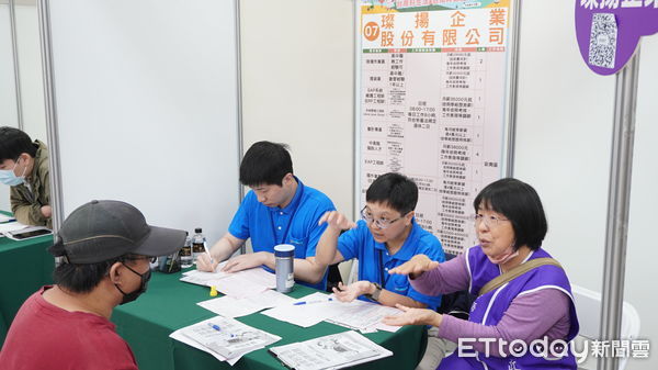 ▲勞工局「台南好生活 台南呷頭路」徵才活動現場，企業與求職者積極交流，尋找合適的工作機會。（圖／記者林東良翻攝）