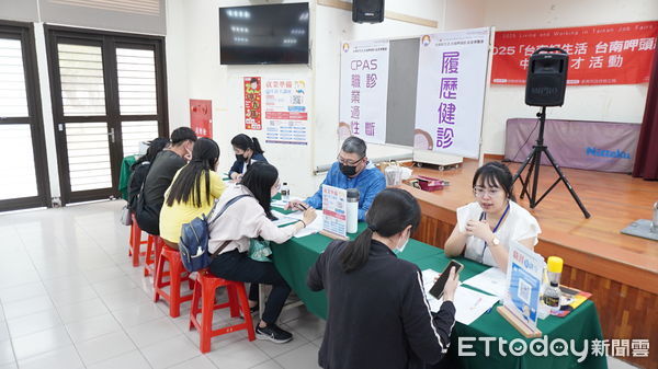 ▲勞工局「台南好生活 台南呷頭路」徵才活動現場，企業與求職者積極交流，尋找合適的工作機會。（圖／記者林東良翻攝）