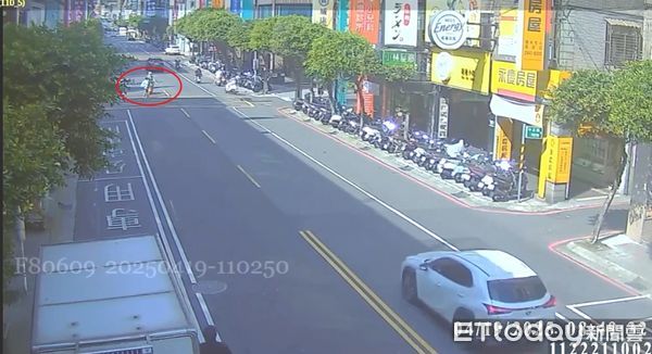 ▲騎車前往打工的林女，閃避不及撞上穿越馬路的湯婦。（圖／記者陸運陞翻攝）