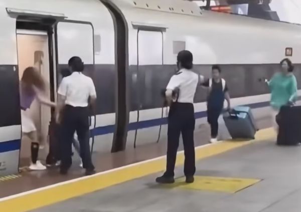 ▲▼伸腿不讓高鐵關門　陸女「硬扛50秒」：等我家人上車！（圖／翻攝微博）