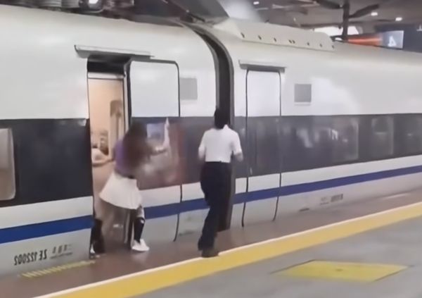 ▲▼伸腿不讓高鐵關門　陸女「硬扛50秒」：等我家人上車！（圖／翻攝微博）
