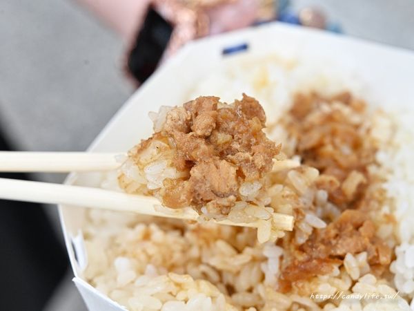 ▲▼好市多滷肉飯，一份要價99元。（圖／部落客糖糖`s 享食生活授權提供）