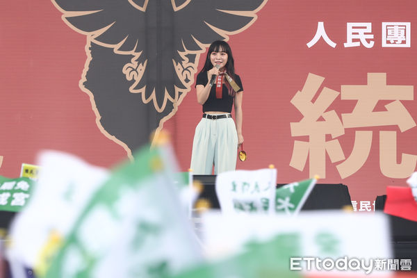 ▲419反統戰大遊行，黃捷致詞。（圖／記者林敬旻攝）