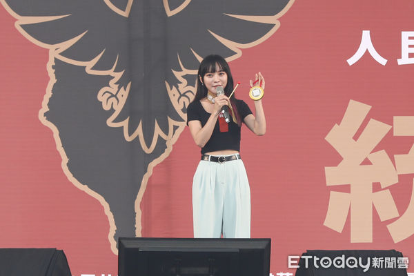 ▲419反統戰大遊行，黃捷致詞。（圖／記者林敬旻攝）