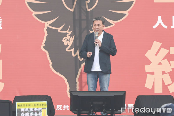 ▲419反統戰大遊行，連民進黨立委王定宇致詞。（圖／記者林敬旻攝）