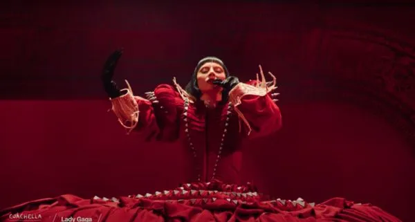 ▲Lady Gaga在Coachella音樂節第二週演出，耳麥出問題。（圖／翻攝自YouTube／Coachella）