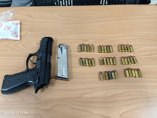 ▲警方查獲土耳其製式Tristar T100手槍。（示意圖／警方提供，資料照）