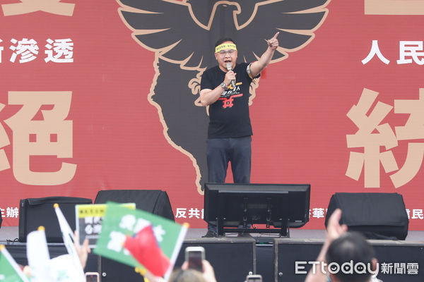 ▲419反統戰大遊行，立委王義川致詞。（圖／記者林敬旻攝）