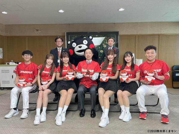 ▲味全龍小龍女前往跨海熊本應援。（圖／味全龍隊提供）