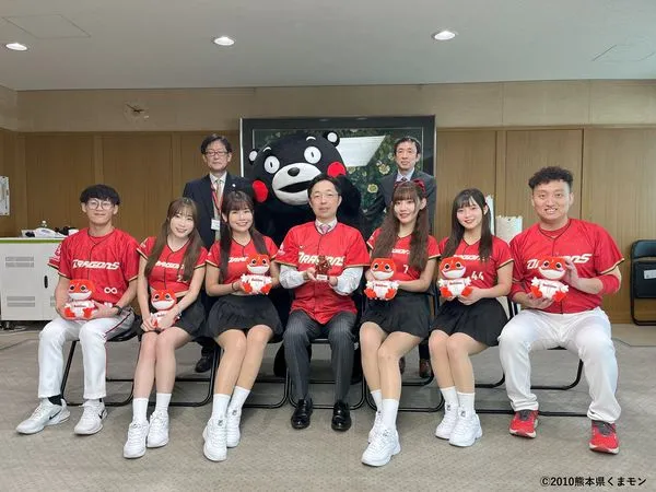 ▲味全龍小龍女前往跨海熊本應援。（圖／味全龍隊提供）